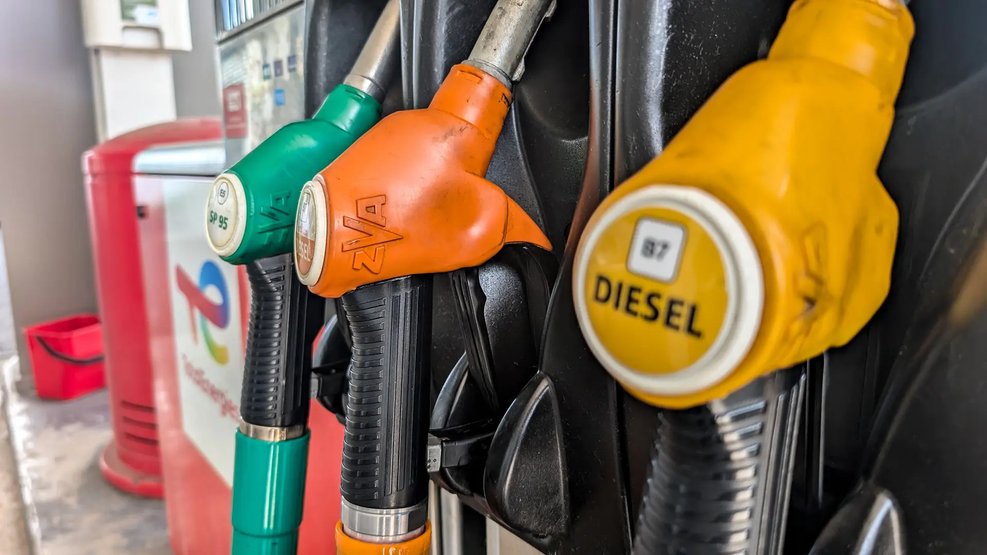 L&rsquo;évolution des tarifs des carburants en France : analyse des relevés du dimanche 21 juin 2026, mécanismes de marché, obligations réglementaires et outils d&rsquo;optimisation budgétaire