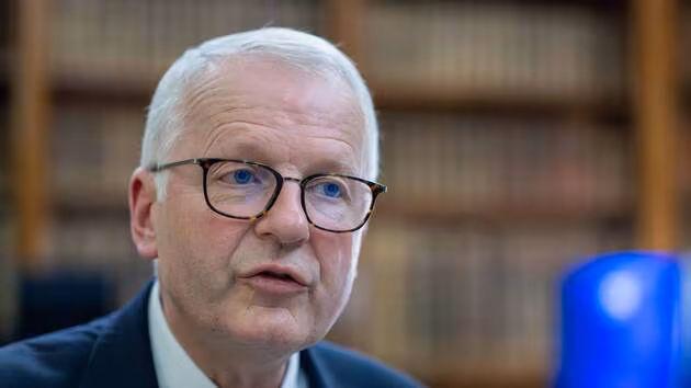 Les tensions institutionnelles entre le parquet général et la chancellerie ou l&rsquo;analyse de la crise systémique de la justice française face à l&rsquo;accumulation des priorités pénales